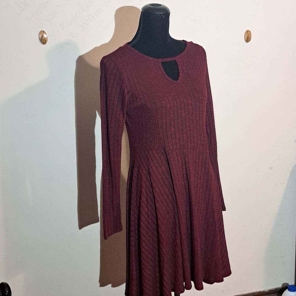 Burgundy Ribbed Cut Out Midi Dress.. Cloud Chaser Size LG.. Long Sleeve